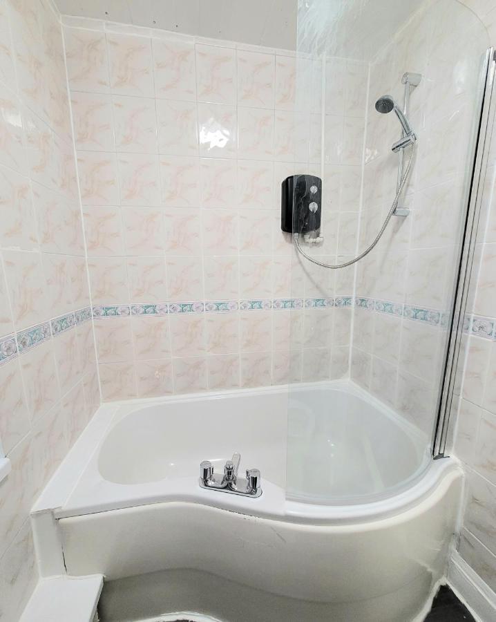 קולצ'סטר The Comfy Resort, Free Private Parking & Wifi, 9 Beds מראה חיצוני תמונה