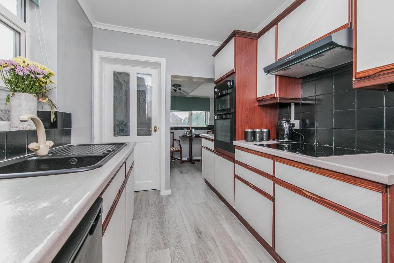 קולצ'סטר The Comfy Resort, Free Private Parking & Wifi, 9 Beds מראה חיצוני תמונה
