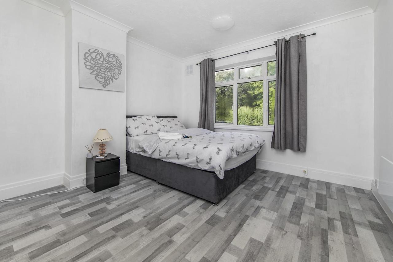 קולצ'סטר The Comfy Resort, Free Private Parking & Wifi, 9 Beds מראה חיצוני תמונה