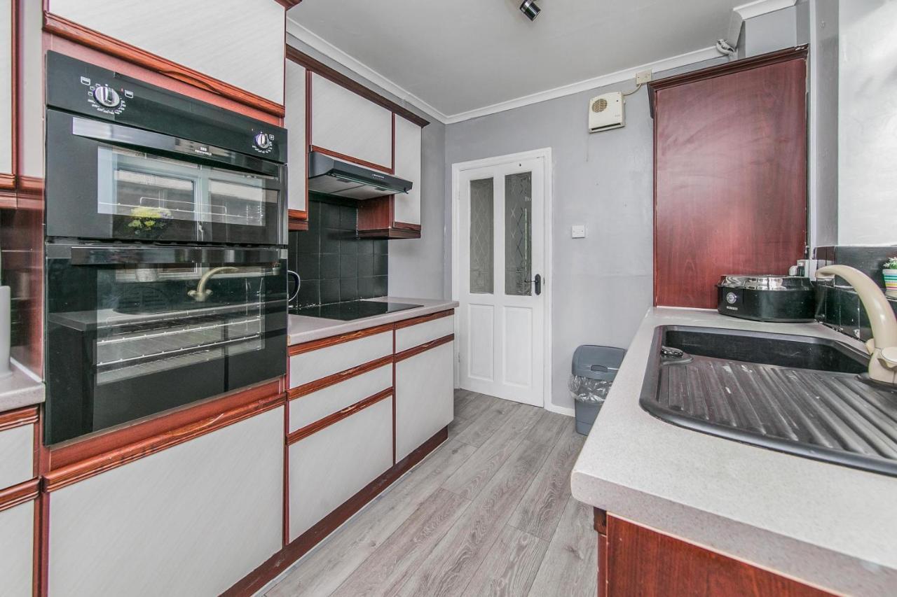 קולצ'סטר The Comfy Resort, Free Private Parking & Wifi, 9 Beds מראה חיצוני תמונה
