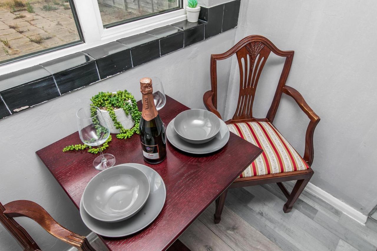 קולצ'סטר The Comfy Resort, Free Private Parking & Wifi, 9 Beds מראה חיצוני תמונה