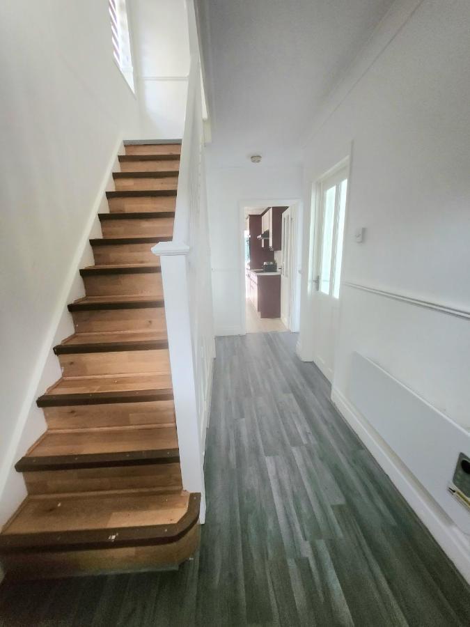 קולצ'סטר The Comfy Resort, Free Private Parking & Wifi, 9 Beds מראה חיצוני תמונה