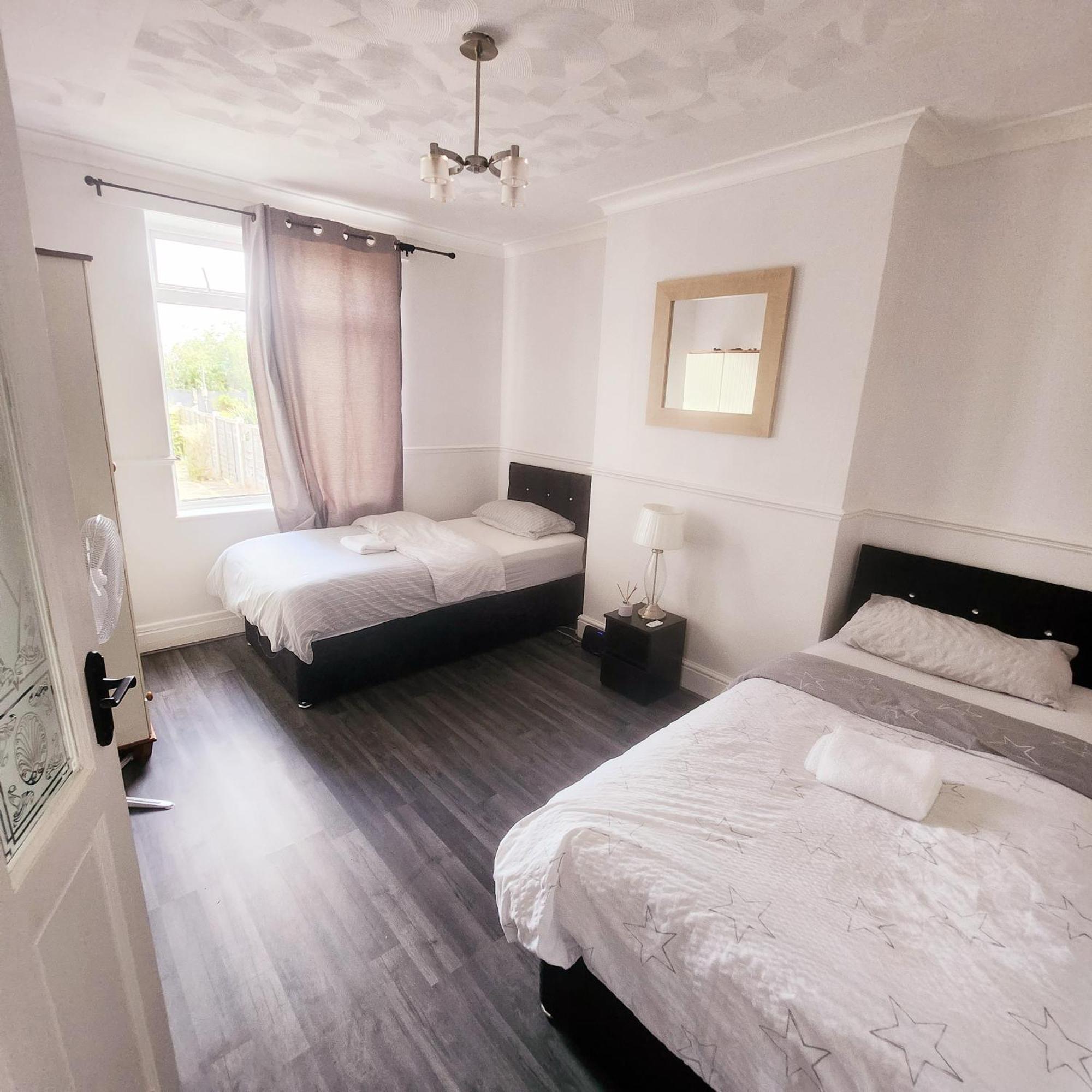 קולצ'סטר The Comfy Resort, Free Private Parking & Wifi, 9 Beds מראה חיצוני תמונה